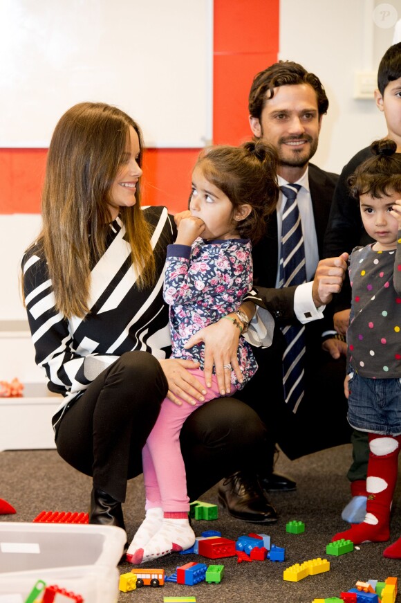 Le prince Carl Philip et la princesse Sofia de Suède, en visite dans la province de Dalarna dont est originaire la princesse, se sont notamment attardés le 5 octobre 2015 auprès d'enfants de réfugiés au foyer Welcome Sopranen de Borlänge.