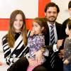 Le prince Carl Philip et la princesse Sofia de Suède, en visite dans la province de Dalarna dont est originaire la princesse, se sont notamment attardés le 5 octobre 2015 auprès d'enfants de réfugiés au foyer Welcome Sopranen de Borlänge.