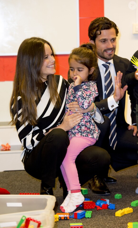 Le prince Carl Philip et la princesse Sofia de Suède, en visite dans la province de Dalarna dont est originaire la princesse, se sont notamment attardés le 5 octobre 2015 auprès d'enfants de réfugiés au foyer Welcome Sopranen de Borlänge.