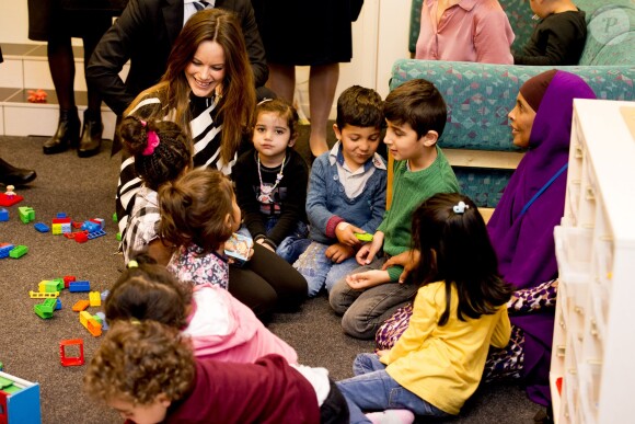 Le prince Carl Philip et la princesse Sofia de Suède, en visite dans la province de Dalarna dont est originaire la princesse, se sont notamment attardés le 5 octobre 2015 auprès d'enfants de réfugiés au foyer Welcome Sopranen de Borlänge.