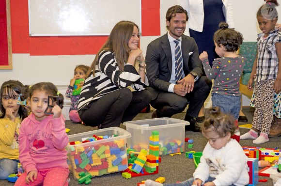 Le prince Carl Philip et la princesse Sofia de Suède, en visite dans la province de Dalarna dont est originaire la princesse, se sont notamment attardés le 5 octobre 2015 auprès d'enfants de réfugiés au foyer Welcome Sopranen de Borlänge.