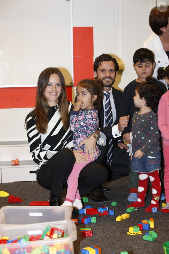 Le prince Carl Philip de Suède et la princesse Sofia sont en visite dans la province de Dalarna les 5 et 6 octobre 2015. Ils rencontrent des réfugiés et jouent avec les enfants accueillis dans la ville de Borlänge.  INGÃÖR EJ I AVTAL Prince Carl Philip and Princess Sofia on a two day visit to Dalarna on October 5th-6th. Here they visit Refugees Welcome Sopranen in Borlange, Sweden, October 5, 2015.05/10/2015 - Dalarna