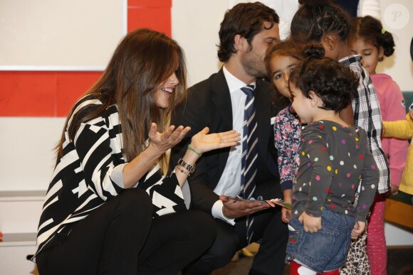 Le prince Carl Philip de Suède et la princesse Sofia sont en visite dans la province de Dalarna les 5 et 6 octobre 2015. Ils rencontrent des réfugiés et jouent avec les enfants accueillis dans la ville de Borlänge.  INGÃÖR EJ I AVTAL Prince Carl Philip and Princess Sofia on a two day visit to Dalarna on October 5th-6th. Here they visit Refugees Welcome Sopranen in Borlange, Sweden, October 5, 2015.05/10/2015 - Dalarna