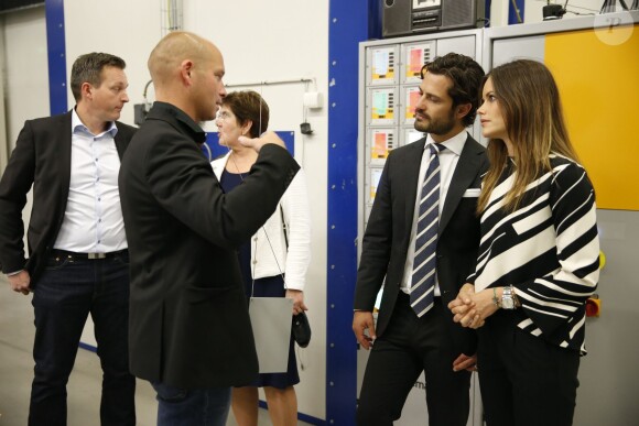 Le prince Carl Philip de Suède et la princesse Sofia sont en visite dans la province de Dalarna les 5 et 6 octobre 2015. Ils visitent la société Dalform AB, un fabricant de meuble professionnels.  INGÃÖR EJ I AVTAL Prince Carl Philip and Princess Sofia on a two day visit to Dalarna on October 5th-6th. Here they visit the company Dalform AB in Sater, Sweden, October 5, 2015.05/10/2015 - Dalarna
