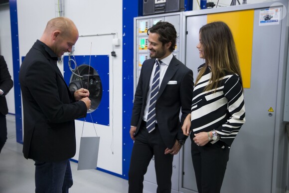 Le prince Carl Philip de Suède et la princesse Sofia sont en visite dans la province de Dalarna les 5 et 6 octobre 2015. Ils visitent la société Dalform AB, un fabricant de meuble professionnels.  INGÃÖR EJ I AVTAL Prince Carl Philip and Princess Sofia on a two day visit to Dalarna on October 5th-6th. Here they visit the company Dalform AB in Sater, Sweden, October 5, 2015.05/10/2015 - Dalarna