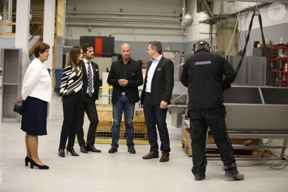 Le prince Carl Philip de Suède et la princesse Sofia sont en visite dans la province de Dalarna les 5 et 6 octobre 2015. Ils visitent la société Dalform AB, un fabricant de meuble professionnels.  INGÃÖR EJ I AVTAL Prince Carl Philip and Princess Sofia on a two day visit to Dalarna on October 5th-6th. Here they visit the company Dalform AB in Sater, Sweden, October 5, 2015.05/10/2015 - Dalarna