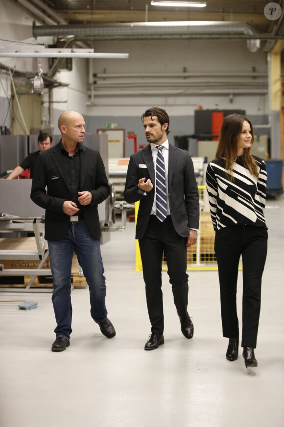Le prince Carl Philip de Suède et la princesse Sofia sont en visite dans la province de Dalarna les 5 et 6 octobre 2015. Ils visitent la société Dalform AB, un fabricant de meuble professionnels.  INGÃÖR EJ I AVTAL Prince Carl Philip and Princess Sofia on a two day visit to Dalarna on October 5th-6th. Here they visit the company Dalform AB in Sater, Sweden, October 5, 2015.05/10/2015 - Dalarna