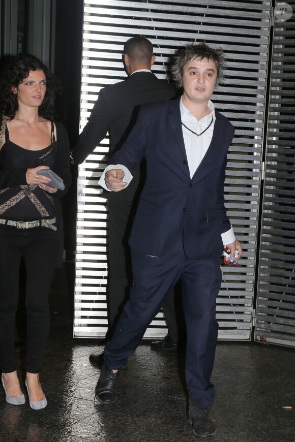 Pete Doherty et sa compagne Katia de Vidas - People à la sortie du défilé de mode "Saint Laurent", collection prêt-à-porter printemps-été 2016, à Carreau du Temple à Paris. Le 5 Octobre 2015