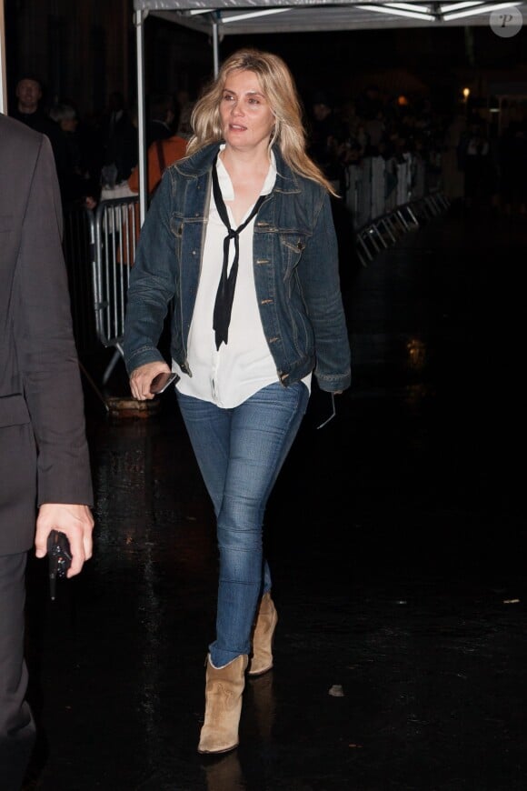 Emmanuelle Seigner arrive au défilé Saint Laurent Paris le 5 octobre 2015