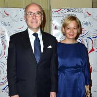 Le ministre Bernard Cazeneuve et sa femme face à Priscilla, soir de gala !
