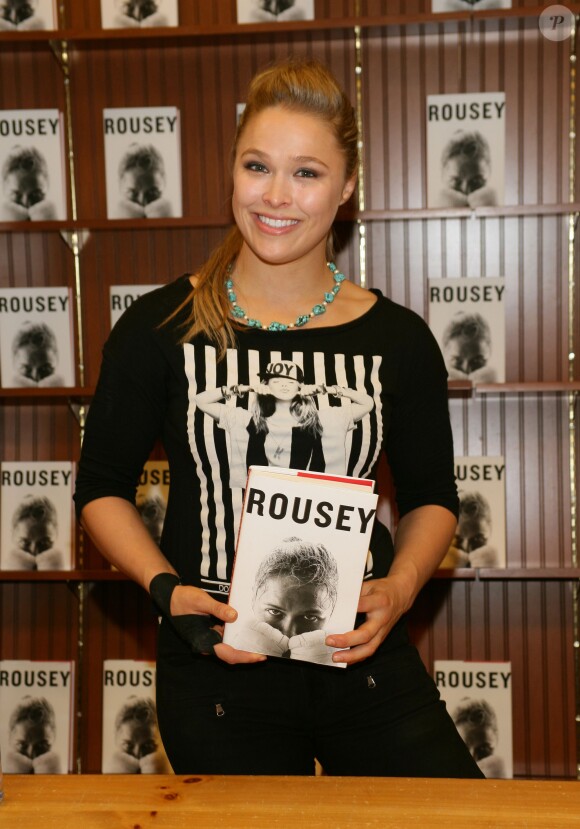 Ronda Rousey signe son livre MY FIGHT / YOUR FIGHT, chez Barnes and Noble à Las Vegas le 23 mai 2015