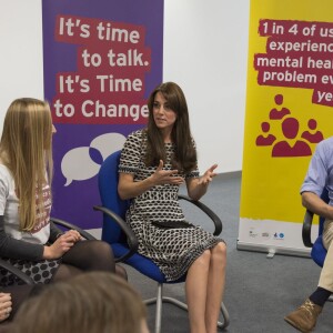 Le prince William, le duc de Cambridge et Kate Middleton, la duchesse de Cambridge rencontrent des jeunes qui ont combattu des problèmes mentaux et qui veulent sensibiliser les autres jeunes à ces problèmes au Harrow College à l'occasion de la journée de la santé mentale organisée par Mind, à Londres, le 10 octobre 2015.