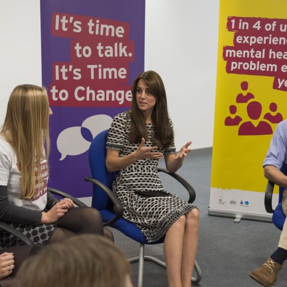 Le prince William, le duc de Cambridge et Kate Middleton, la duchesse de Cambridge rencontrent des jeunes qui ont combattu des problèmes mentaux et qui veulent sensibiliser les autres jeunes à ces problèmes au Harrow College à l'occasion de la journée de la santé mentale organisée par Mind, à Londres, le 10 octobre 2015.