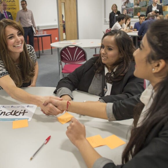 Le prince William, le duc de Cambridge et sa femme Kate Middleton, la duchesse de Cambridge rencontrent des jeunes qui ont combattu des problèmes mentaux et qui veulent sensibiliser les autres jeunes à ces problèmes au Harrow College à l'occasion de la journée de la santé mentale organisée par Mind, à Londres, le 10 octobre 2015.