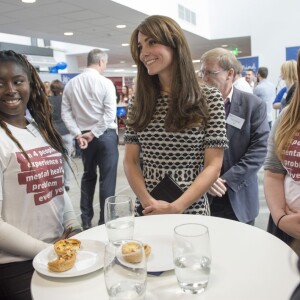 Le prince William, le duc de Cambridge et Kate Middleton, la duchesse de Cambridge rencontrent des jeunes qui ont combattu des problèmes mentaux et qui veulent sensibiliser les autres jeunes à ces problèmes au Harrow College à l'occasion de la journée de la santé mentale organisée par Mind, à Londres, le 10 octobre 2015.