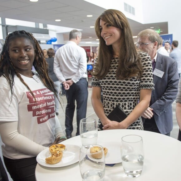 Le prince William, le duc de Cambridge et Kate Middleton, la duchesse de Cambridge rencontrent des jeunes qui ont combattu des problèmes mentaux et qui veulent sensibiliser les autres jeunes à ces problèmes au Harrow College à l'occasion de la journée de la santé mentale organisée par Mind, à Londres, le 10 octobre 2015.