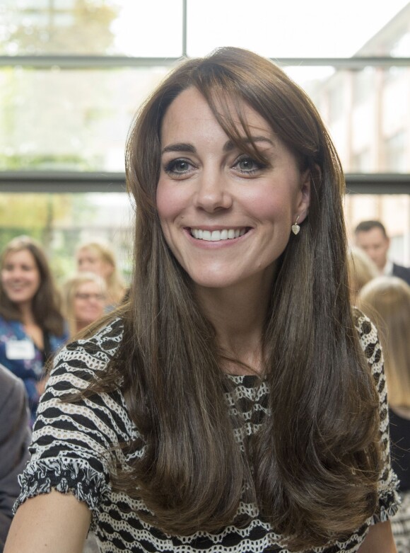 Le prince William, le duc de Cambridge et Kate Middleton, la duchesse de Cambridge rencontrent des jeunes qui ont combattu des problèmes mentaux et qui veulent sensibiliser les autres jeunes à ces problèmes au Harrow College à l'occasion de la journée de la santé mentale organisée par Mind, à Londres, le samedi 10 octobre 2015.