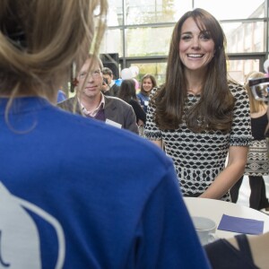 Le prince William, le duc de Cambridge et Kate Middleton, la duchesse de Cambridge rencontrent des jeunes qui ont combattu des problèmes mentaux et qui veulent sensibiliser les autres jeunes à ces problèmes au Harrow College à l'occasion de la journée de la santé mentale organisée par Mind, à Londres, le 10 octobre 2015.