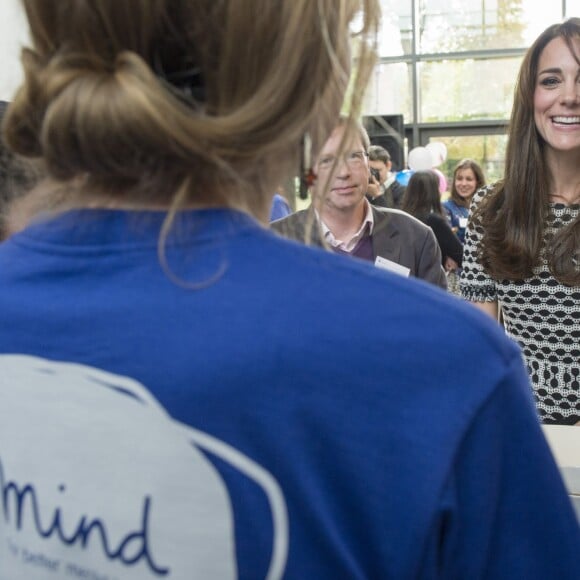 Le prince William, le duc de Cambridge et Kate Middleton, la duchesse de Cambridge rencontrent des jeunes qui ont combattu des problèmes mentaux et qui veulent sensibiliser les autres jeunes à ces problèmes au Harrow College à l'occasion de la journée de la santé mentale organisée par Mind, à Londres, le 10 octobre 2015.