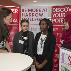 Le prince William, le duc de Cambridge et Kate Middleton, la duchesse de Cambridge rencontrent des jeunes qui ont combattu des problèmes mentaux et qui veulent sensibiliser les autres jeunes à ces problèmes au Harrow College à l'occasion de la journée de la santé mentale organisée par Mind, à Londres, le 10 octobre 2015.