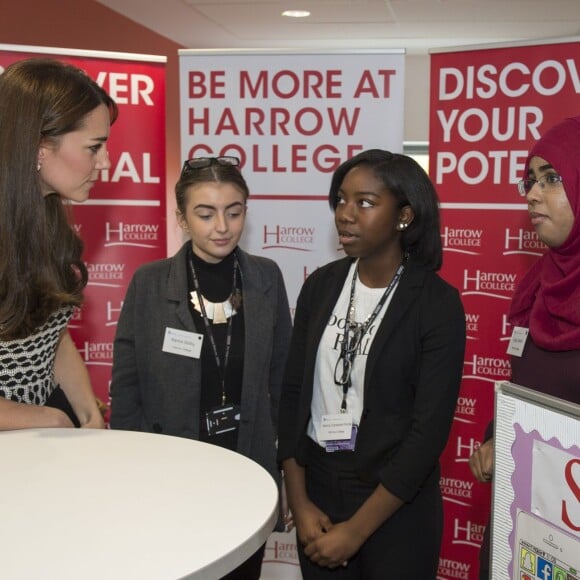 Le prince William, le duc de Cambridge et Kate Middleton, la duchesse de Cambridge rencontrent des jeunes qui ont combattu des problèmes mentaux et qui veulent sensibiliser les autres jeunes à ces problèmes au Harrow College à l'occasion de la journée de la santé mentale organisée par Mind, à Londres, le 10 octobre 2015.