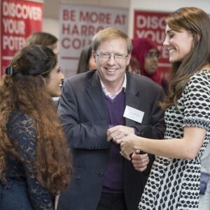 Le prince William et Kate Middleton, la duchesse de Cambridge rencontrent des jeunes qui ont combattu des problèmes mentaux et qui veulent sensibiliser les autres jeunes à ces problèmes au Harrow College à l'occasion de la journée de la santé mentale organisée par Mind, à Londres, le 10 octobre 2015.