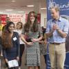Le prince William, le duc de Cambridge et Kate Middleton, la duchesse de Cambridge rencontrent des jeunes qui ont combattu des problèmes mentaux et qui veulent sensibiliser les autres jeunes à ces problèmes au Harrow College à l'occasion de la journée de la santé mentale organisée par Mind, à Londres, le 10 octobre 2015.