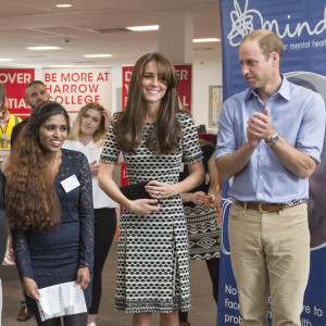 Le prince William, le duc de Cambridge et Kate Middleton, la duchesse de Cambridge rencontrent des jeunes qui ont combattu des problèmes mentaux et qui veulent sensibiliser les autres jeunes à ces problèmes au Harrow College à l'occasion de la journée de la santé mentale organisée par Mind, à Londres, le 10 octobre 2015.