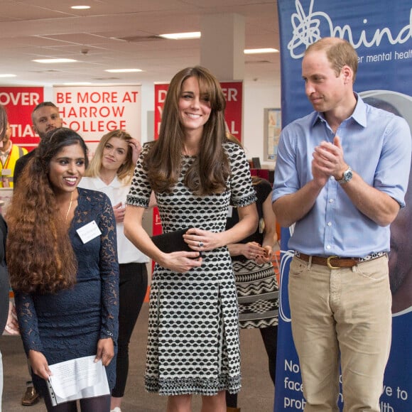 Le prince William, le duc de Cambridge et Kate Middleton, la duchesse de Cambridge rencontrent des jeunes qui ont combattu des problèmes mentaux et qui veulent sensibiliser les autres jeunes à ces problèmes au Harrow College à l'occasion de la journée de la santé mentale organisée par Mind, à Londres, le 10 octobre 2015.