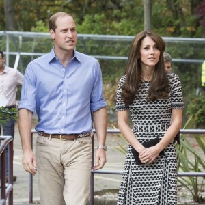 Le prince William, le duc de Cambridge et Kate Middleton, la duchesse de Cambridge rencontrent des jeunes qui ont combattu des problèmes mentaux et qui veulent sensibiliser les autres jeunes à ces problèmes au Harrow College à l'occasion de la journée de la santé mentale organisée par Mind, à Londres, le 10 octobre 2015.