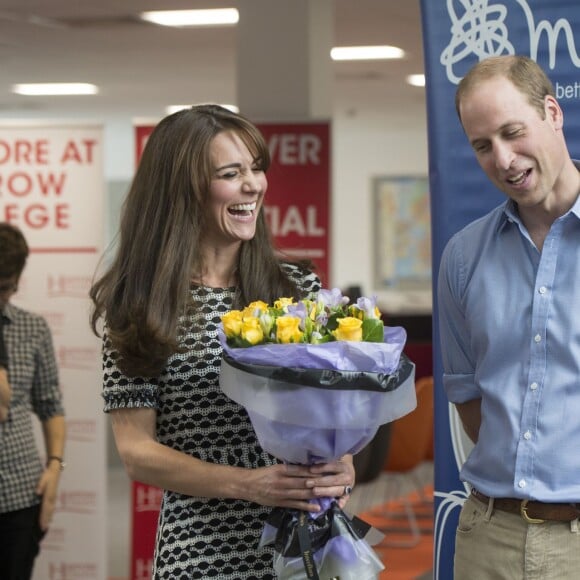 Le prince William, le duc de Cambridge et son épouse Kate Middleton, la duchesse de Cambridge rencontrent des jeunes qui ont combattu des problèmes mentaux et qui veulent sensibiliser les autres jeunes à ces problèmes au Harrow College à l'occasion de la journée de la santé mentale organisée par Mind, à Londres, le 10 octobre 2015.