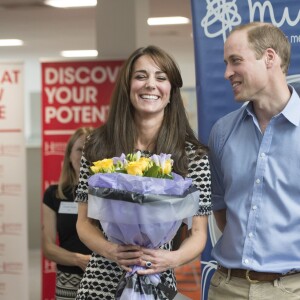 Le prince William, le duc de Cambridge et Kate Middleton, la duchesse de Cambridge rencontrent des jeunes qui ont combattu des problèmes mentaux et qui veulent sensibiliser les autres jeunes à ces problèmes au Harrow College à l'occasion de la journée de la santé mentale organisée par Mind, à Londres, le 10 octobre 2015.