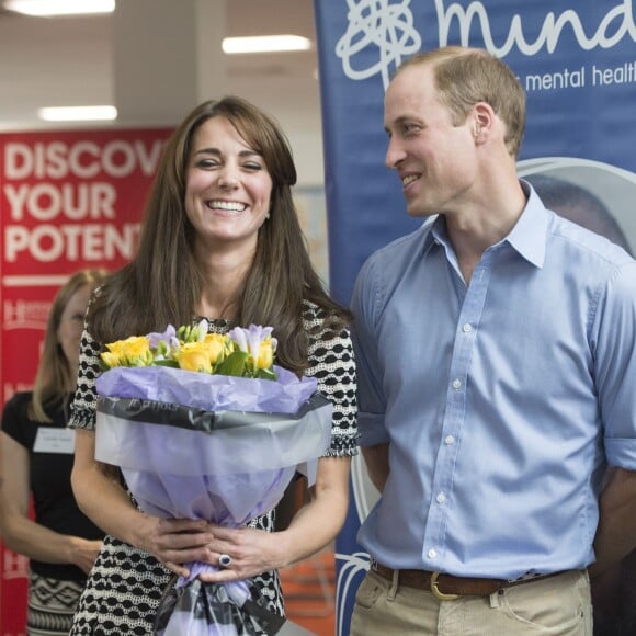 Le prince William, le duc de Cambridge et Kate Middleton, la duchesse de Cambridge rencontrent des jeunes qui ont combattu des problèmes mentaux et qui veulent sensibiliser les autres jeunes à ces problèmes au Harrow College à l'occasion de la journée de la santé mentale organisée par Mind, à Londres, le 10 octobre 2015.