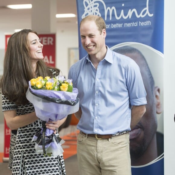 Le prince William, le duc de Cambridge et Kate Middleton, la duchesse de Cambridge rencontrent des jeunes qui ont combattu des problèmes mentaux et qui veulent sensibiliser les autres jeunes à ces problèmes au Harrow College à l'occasion de la journée de la santé mentale organisée par Mind, à Londres, le 10 octobre 2015.