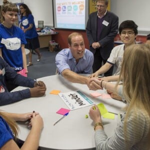 Le prince William, le duc de Cambridge et Kate Middleton, la duchesse de Cambridge rencontrent des jeunes qui ont combattu des problèmes mentaux et qui veulent sensibiliser les autres jeunes à ces problèmes au Harrow College à l'occasion de la journée de la santé mentale organisée par Mind, à Londres, le 10 octobre 2015.