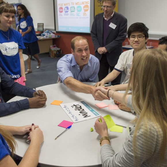 Le prince William, le duc de Cambridge et Kate Middleton, la duchesse de Cambridge rencontrent des jeunes qui ont combattu des problèmes mentaux et qui veulent sensibiliser les autres jeunes à ces problèmes au Harrow College à l'occasion de la journée de la santé mentale organisée par Mind, à Londres, le 10 octobre 2015.