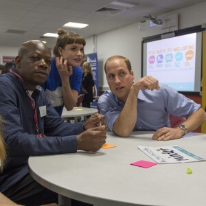 Le prince William, le duc de Cambridge et Kate Middleton, la duchesse de Cambridge rencontrent des jeunes qui ont combattu des problèmes mentaux et qui veulent sensibiliser les autres jeunes à ces problèmes au Harrow College à l'occasion de la journée de la santé mentale organisée par Mind, à Londres, le 10 octobre 2015.