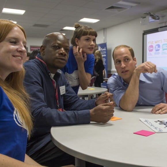 Le prince William, le duc de Cambridge et Kate Middleton, la duchesse de Cambridge rencontrent des jeunes qui ont combattu des problèmes mentaux et qui veulent sensibiliser les autres jeunes à ces problèmes au Harrow College à l'occasion de la journée de la santé mentale organisée par Mind, à Londres, le 10 octobre 2015.