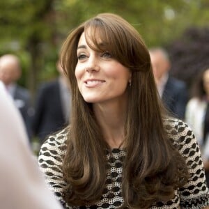 Le prince William, le duc de Cambridge et Kate Middleton, la duchesse de Cambridge rencontrent des jeunes qui ont combattu des problèmes mentaux et qui veulent sensibiliser les autres jeunes à ces problèmes au Harrow College à l'occasion de la journée de la santé mentale organisée par Mind, à Londres, le 10 octobre 2015.