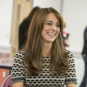 Le prince William, le duc de Cambridge et Kate Middleton, la duchesse de Cambridge rencontrent des jeunes qui ont combattu des problèmes mentaux et qui veulent sensibiliser les autres jeunes à ces problèmes au Harrow College à l'occasion de la journée de la santé mentale organisée par Mind, à Londres, le 10 octobre 2015.