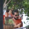 Exclusif - Scott Disick passe avec sa nouvelle compagne Lindsay Vrckovnik et des amis au bord d'une piscine à Miami, le 4 octobre 2015.