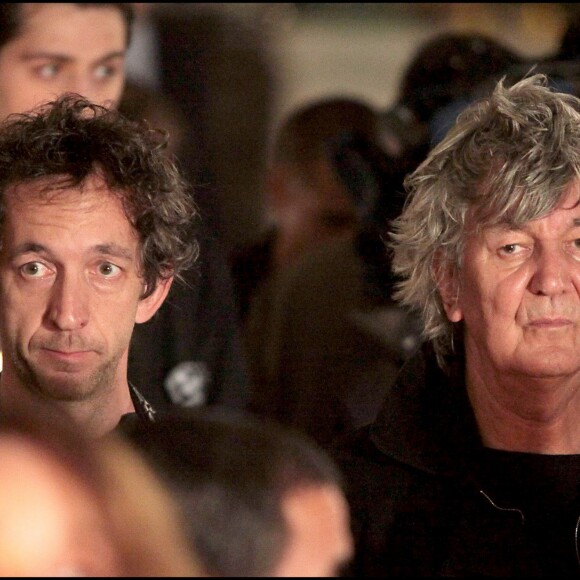 Arthur H et Jacques Higelin, rassemblement en soutien d'Aung San Suu Kyi sur le parvis de l'hôtel de ville de Paris, le 6 octobre 2009.