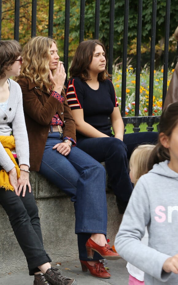Exclusif - Cécile de France et Izia Higelin sur le tournage du nouveau long métrage "La belle saison" de la réalisatrice Catherine Corsini près du Jardin du Luxembourg à Paris, le 27 août 2014.