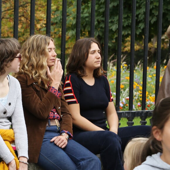 Exclusif - Cécile de France et Izia Higelin sur le tournage du nouveau long métrage "La belle saison" de la réalisatrice Catherine Corsini près du Jardin du Luxembourg à Paris, le 27 août 2014.