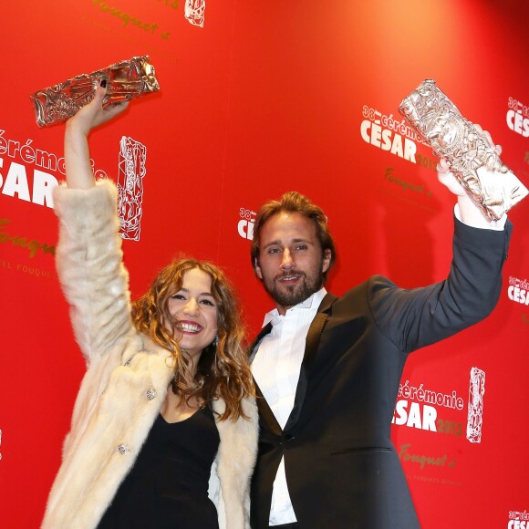 Izïa Higelin et Matthias Schoenaerts avec leur César au "Fouquet's" après la cérémonie, à Paris le 22 février 2013.