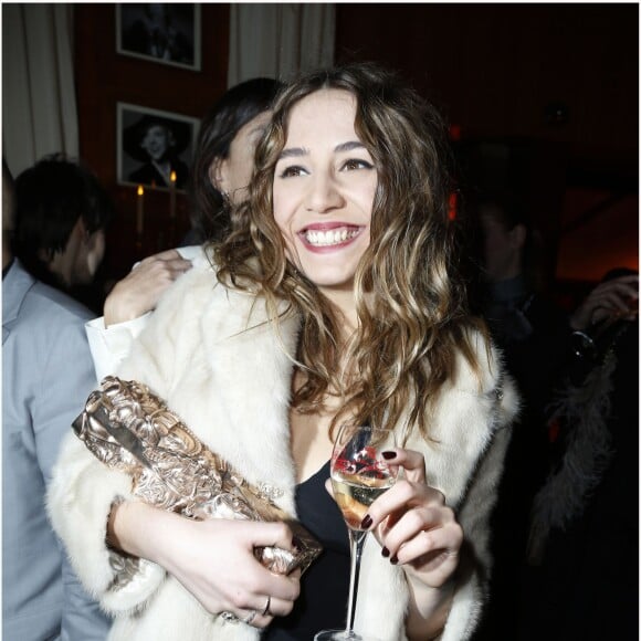 Izïa Higelin et son César au "Fouquet's" après la cérémonie, à Paris le 22 février 2013.