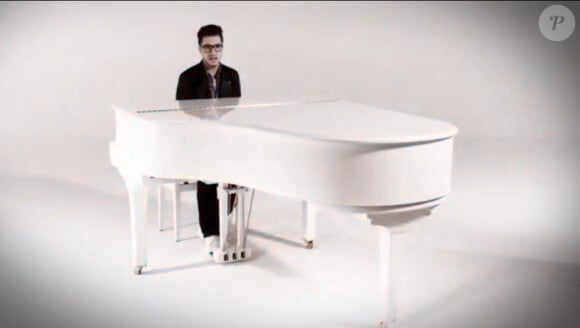 Olympe au piano dans le clip de son premier titre Born to Die