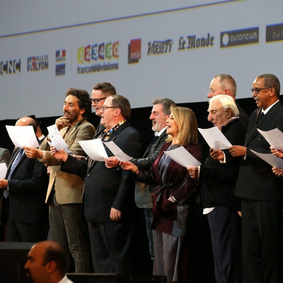 Le chanteur Raphael (Raphaël Haroche), Vincent Elbaz, Nicolas Winding Refn, John Lasseter, Daniel Auteuil, Nicole Calfan, Charles Gérard - Soirée d'ouverture de la 7e édition du Festival Lumière 2015 à la Halle Tony-Garnier à Lyon le 12 octobre 2015.