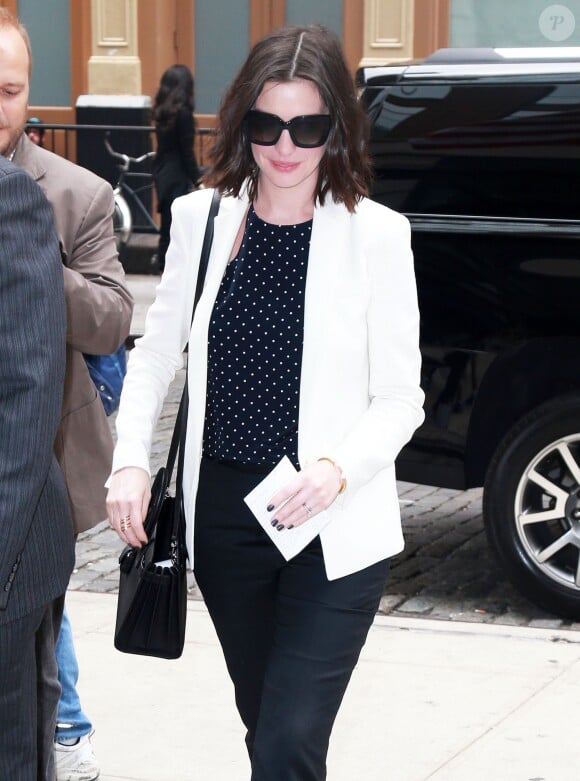 L'actrice Anne Hathaway arrive aux studios AOL à New York le 22 septembre 2015.