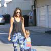 Alessandra Ambrosio et son fils Noah se promènent dans la rue à Santa Monica, le 13 octobre 2015.